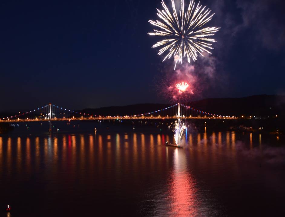 Walkway over the hudson fireworks